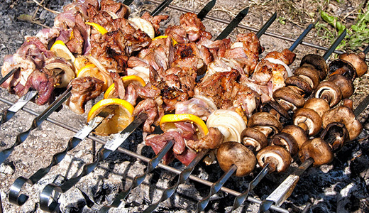 Шашлык из свинины с луком и лимоном